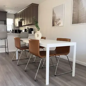 Modern Retreat 1 Mi. From Apartment