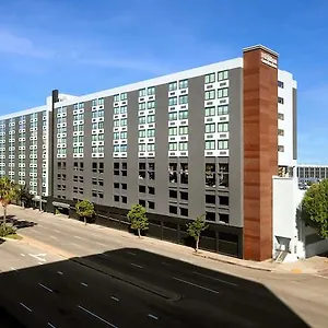 Hilton Garden Angeles Airport מלון