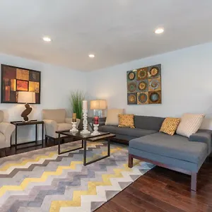 Modern Nestled In The Hollywood Hills With Huge Deck And Wow Views! Holiday home